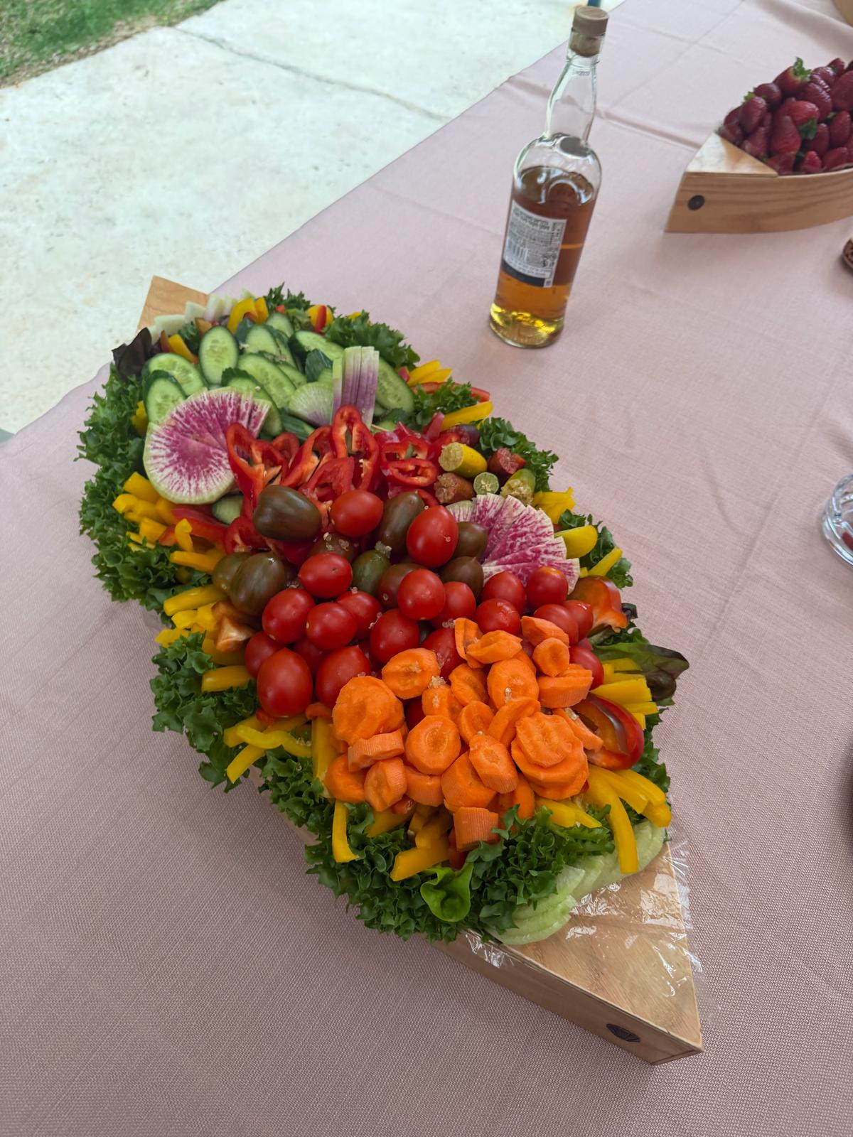 מגש ירקות טריים מסודר לאירוח